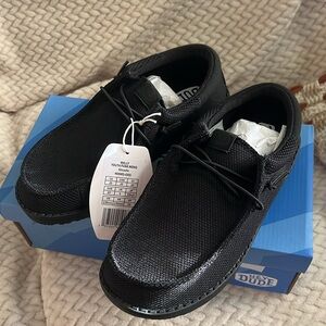 Hey dude Wally black . Youth boys size 5 Brand new with tags and box